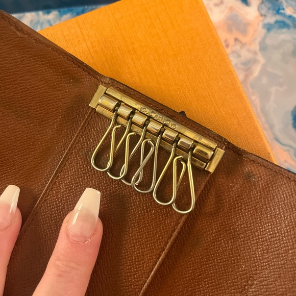 💎 Louis Vuitton monogram 6 key holder, authentic, pre-loved - Picture 8 of 12